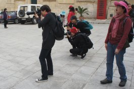 Eliska attend le bus