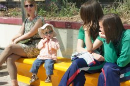 Eliska attend le bus