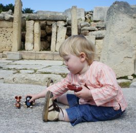 Eliska attend le bus