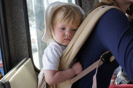 Eliska attend le bus